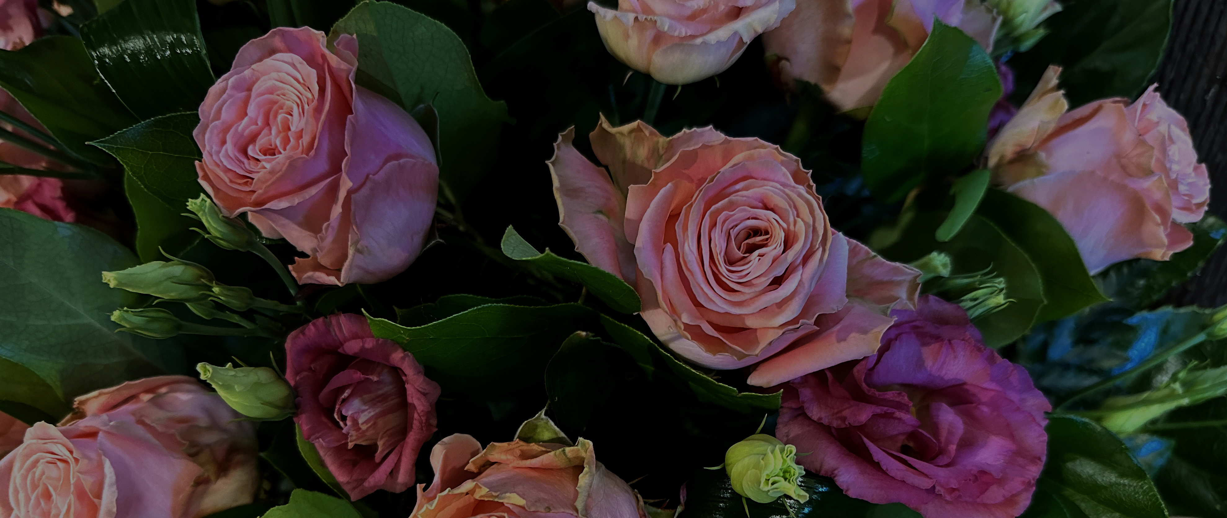 /media/0udphu3h/rouwwerk-rouwbloemen-afscheidsbloemen-arrangementen-rouw-rouwarrangement-kistbedekking_flowers-by-jennifer_purmerend-slider-02_dk3_fl.jpg
